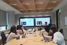 제공된 소개 자료에 실린 상담 및 회의 장면