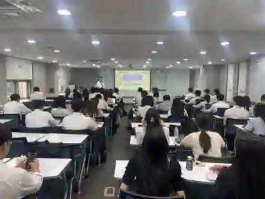 참석자들이 강의를 듣고 있는 실제 세미나 현장
