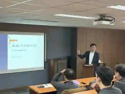 스크린 앞에서 진행되는 실제 대면 강의 현장